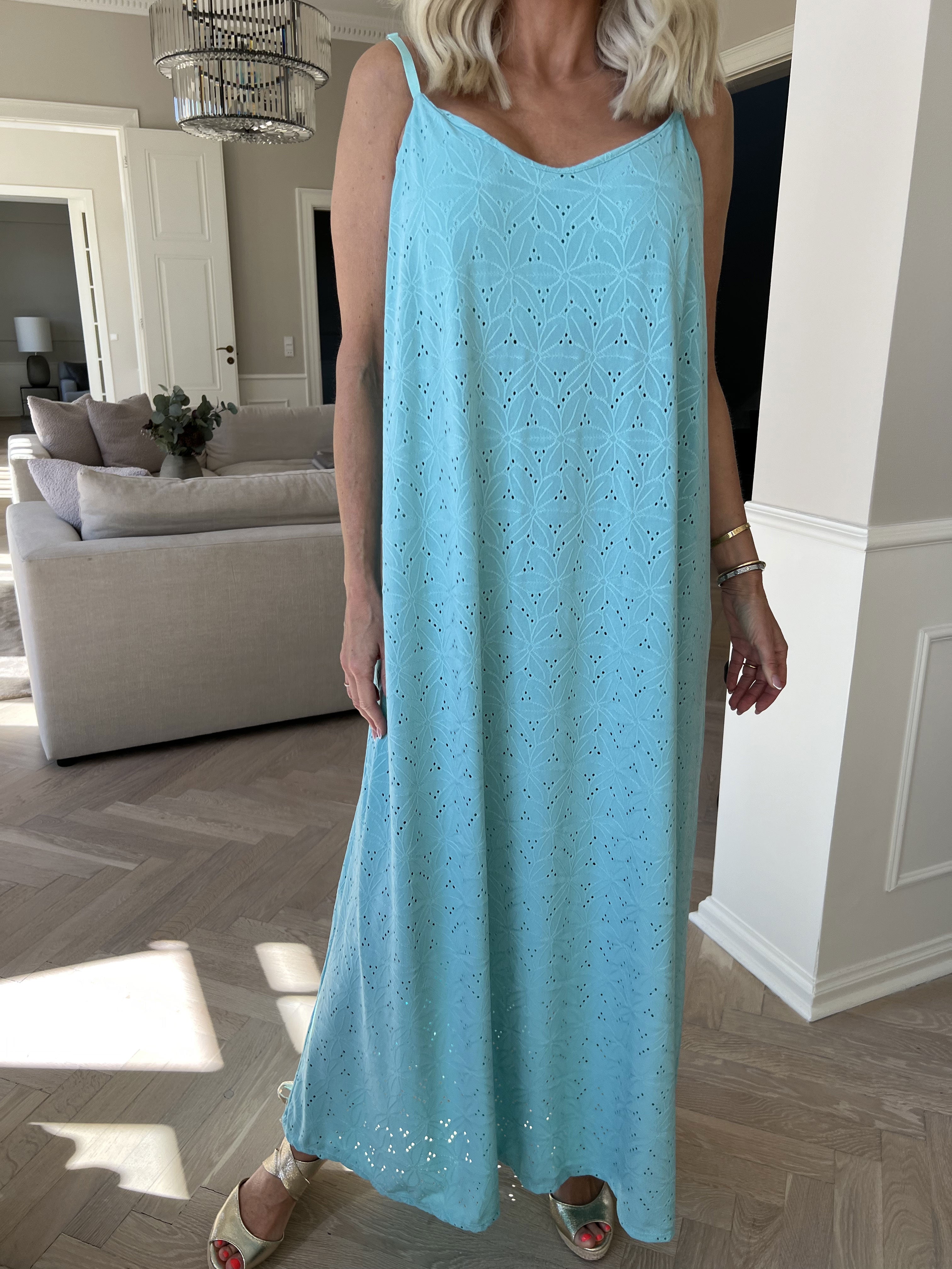 Emilie - Stropkjole i blødt stof med broderie anglaise